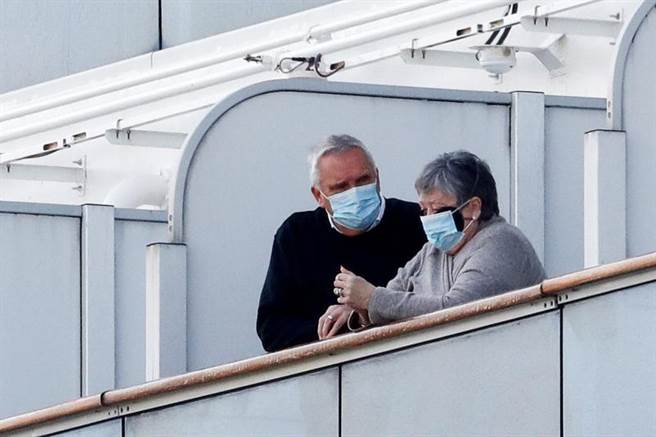 「钻石公主」号游轮上的乘客10日站在舱房阳台上。（路透）