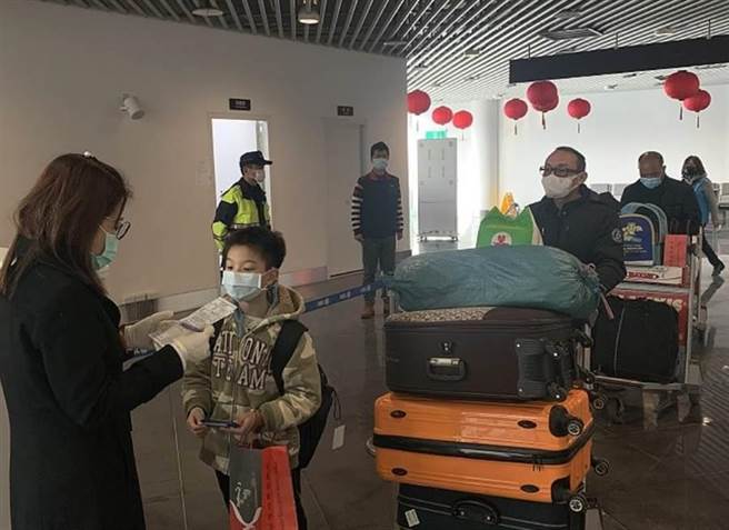 連江縣政府為防治新冠肺炎NCP疫情，公告自6日起從小三通返馬鄉親需居家檢疫14天。（連江縣政府提供／葉書宏連江傳真）