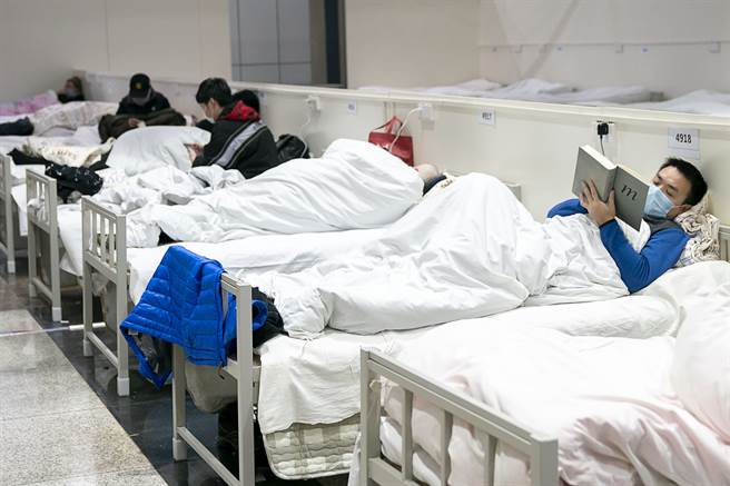 由于新冠肺炎疫情迅速蔓延，武汉为了收治病患，大举徵用体育馆与校园等，设置大型「方舱医院」，图为「江汉方舱医院」内的病患。（新华社）
