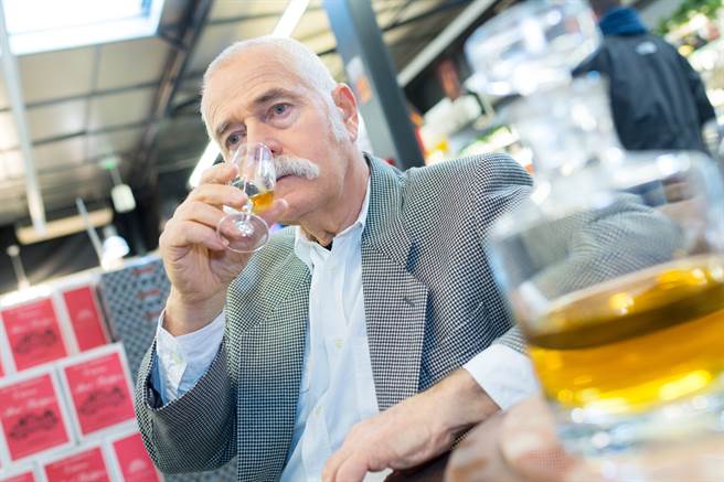 聽說能殺病毒 老翁狂飲酒下場慘(示意圖／達志影像)