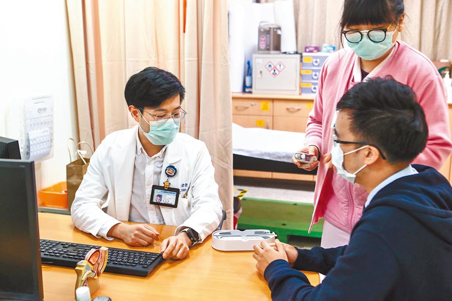 全球醫療保健指數排行台灣連續2年蟬聯第1。圖為台北醫學大學附設醫院醫師及護理師戴上口罩正在為病人看診。（鄧博仁攝）