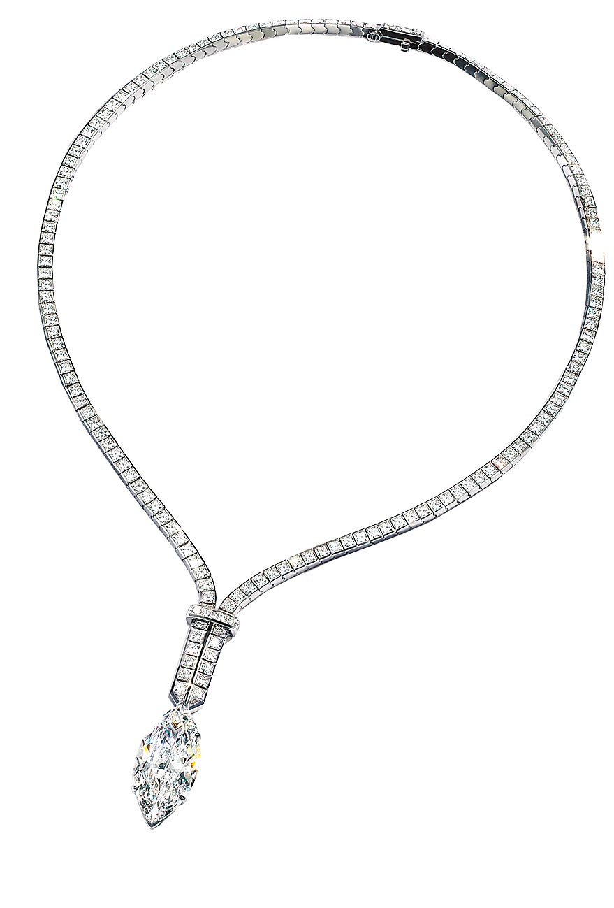 莎莉賽隆佩戴的Tiffany鉑金鑲嵌主石逾21克拉馬眼形切割鑽石項鍊。（Tiffany提供）
