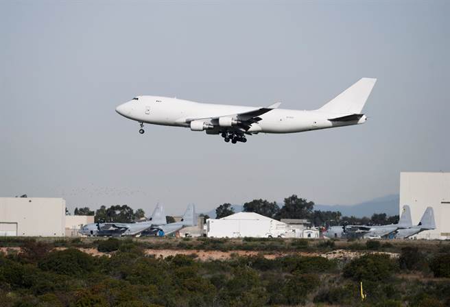 美国武汉撤侨包机2月5日飞抵加州圣地牙哥米拉马海军陆战队航空站的画面。（路透）