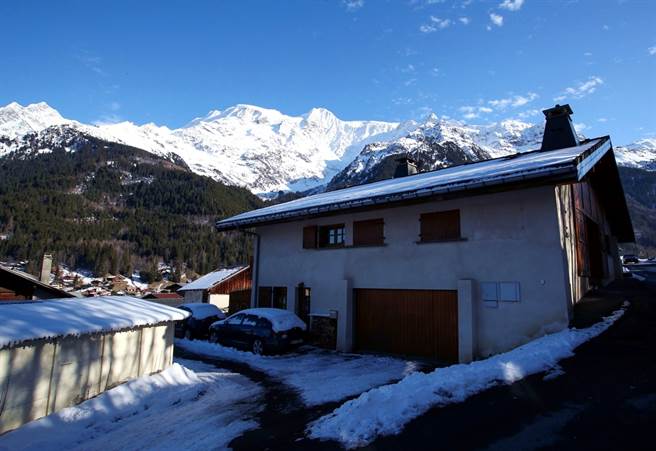 一名英国男子在新加坡染上新冠肺炎后，在法国滑雪胜地度假期间传染给其他友人，导致至少11名友人染病。图为男子滑雪的莱孔塔米讷－蒙茹瓦滑雪胜地。（资料照／路透社）