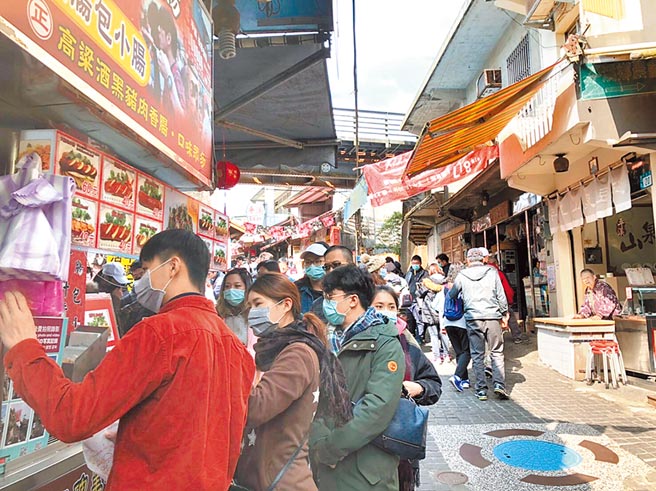 据新北市观光局统计，包括九份老街、十分老街等知名景点，上周末观光人潮皆锐减至少4成。（新北市观光局提供／许哲瑗新北传真）