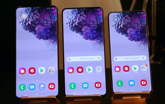 Galaxy S20 Ultra、Galaxy S20+以及Galaxy S20分别搭载6.9吋、6.7吋以及6.2吋Dynamic AMOLED萤幕。（黄慧雯摄）
