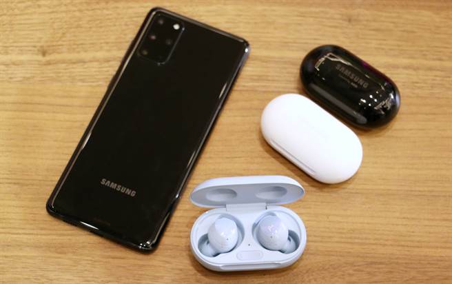 三星今日在台发表Galaxy S20系列手机(图中为Galaxy S20+)以及Galaxy Buds+无线耳机。（黄慧雯摄）
