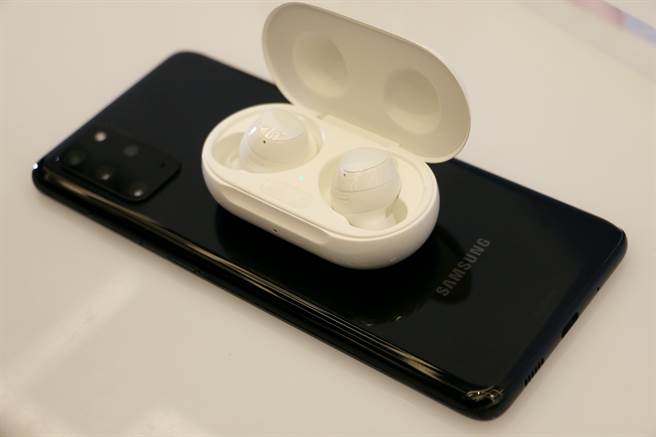 三星Galaxy Buds+无线耳机支援Qi无线充电，三星支援无线电力分享的Galaxy系列手机皆可为它充电 。（黄慧雯摄）

