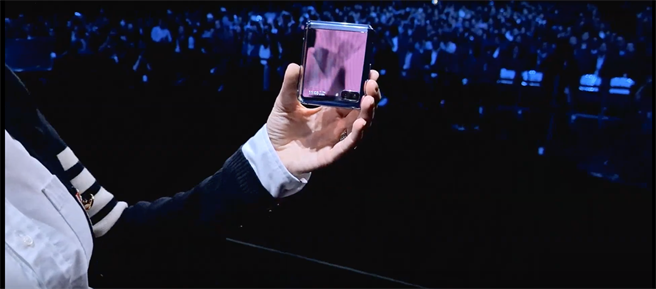 Galaxy Z Flip Mirror Purple款式。（摘自三星官网）
