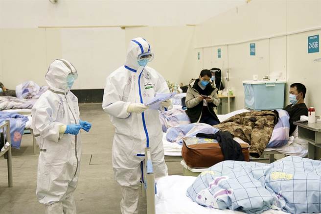 武汉爆出至少500医护人员感染新冠肺炎，另外有600名疑似病例。图为武汉方舱医院资料照。（资料照／新华社）