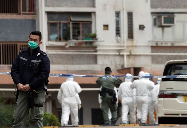 香港新冠肺炎确诊病例增加，香港青衣长康邨康美楼数十户居民11日撤离，警察在附近拉起警戒线。 （新华社）