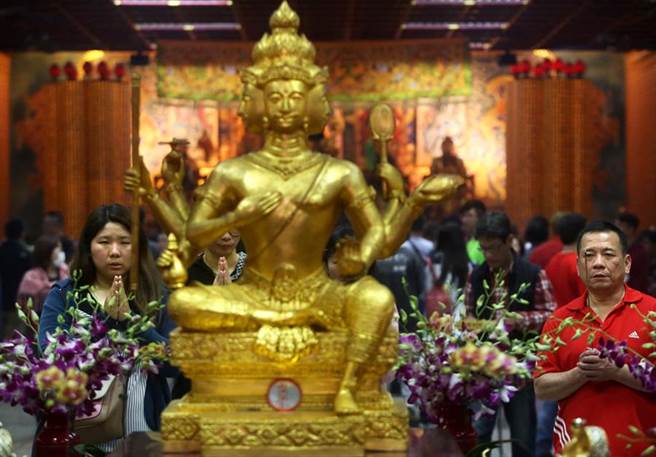 图为信眾参拜四面佛(图片取自/中时资料库)