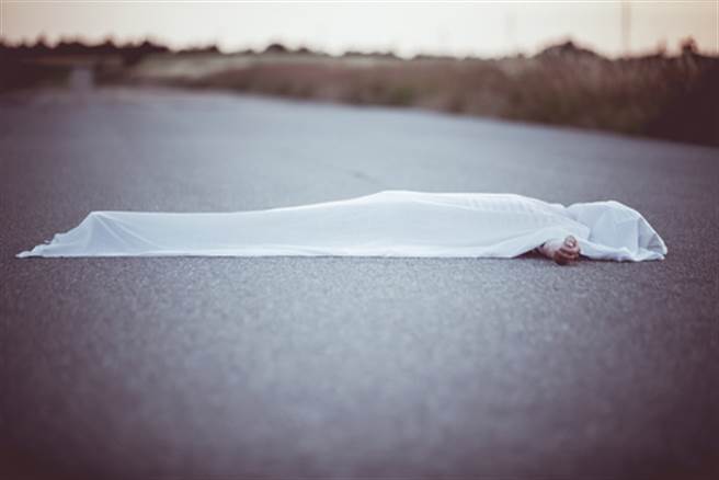 路中央惊见盖白布 曝真相超无奈(示意图非当事人/达志影像)