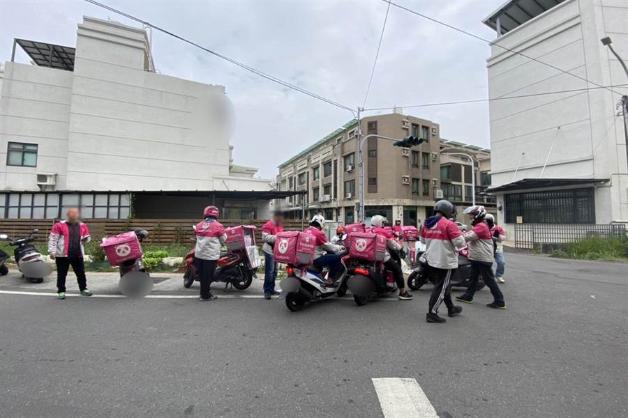 外送員在斗六市保水路一處建案用地等待訂餐人，也是惡意棄單。（讀者提供）