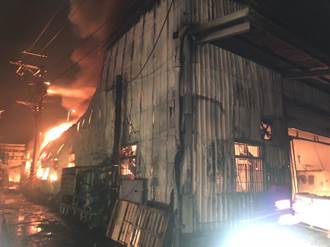土城塑膠工廠起火照亮夜空 延燒3廠房約700坪