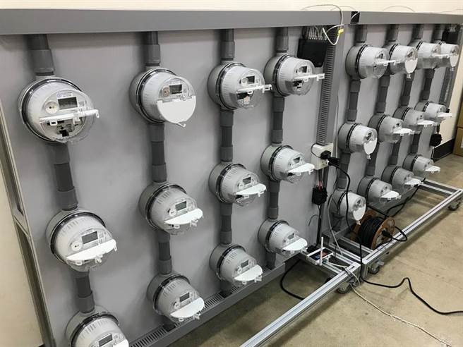 随着天气渐热，冰箱与冷气机耗电量大，民眾得了解家里哪些家电吃电凶才能省荷包。(示意图／远传电信提供）