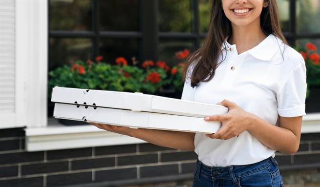 跟拍天菜级快递员 开车甜笑掀暴动(示意图非当事人/达志影像)