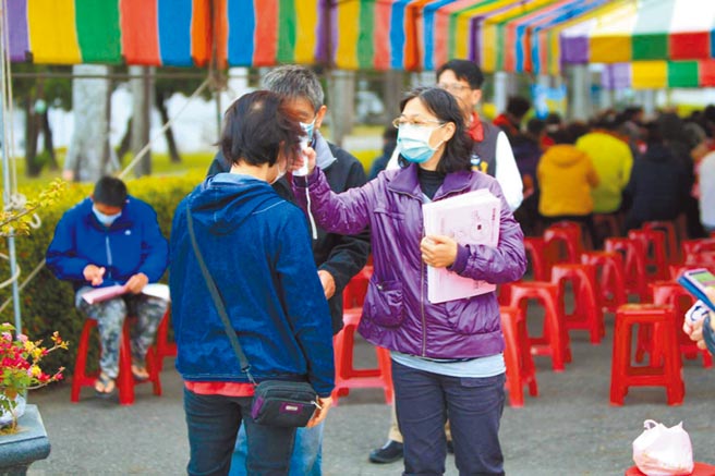 新冠肺炎疫情發生後，台南市至今已有600多例居家檢疫個案，不過，近日查獲2例居家檢疫個案「趴趴走」，圖為防疫人員為民眾測量額溫。（台南市衛生局提供／曹婷婷台南傳真）