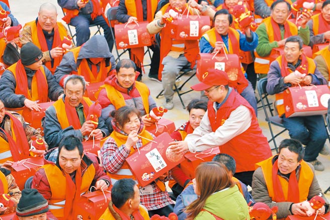 大陆中央办公厅、国务院办公厅近日印发了《关于做好人民群眾就地过年服务保障工作的通知》。《通知》要求，合理有序引导群眾就地过年。（新华社）