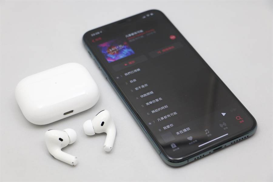 關注供應鏈的媒體傳出，蘋果可能正在考慮推出 AirPods Pro Lite。AirPods Pro與iPhone 11 Pro Max。(黃慧雯攝)