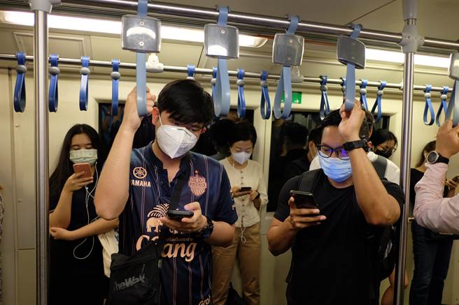 他車廂內喊新冠肺炎後倒地 乘客嚇狂逃出(示意圖／達志影像)