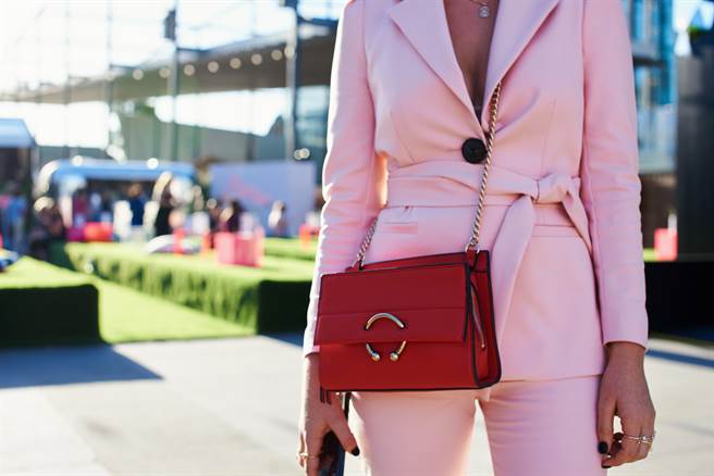 正妹背带卡沟 晒超巨侧身不科学(示意图／达志影像)