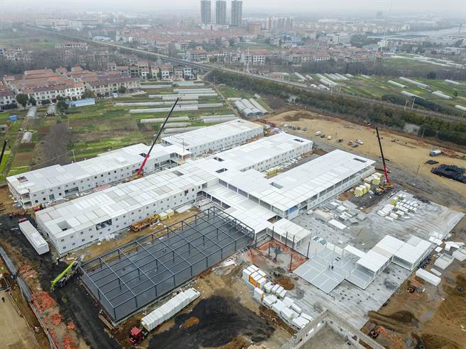 由于疫情严重，湖北孝感正积极赶建安陆版的「小汤山医院」，用于安置感染新冠肺炎的隔离与医治。图为隔离医院的施工现场。（图／新华社）