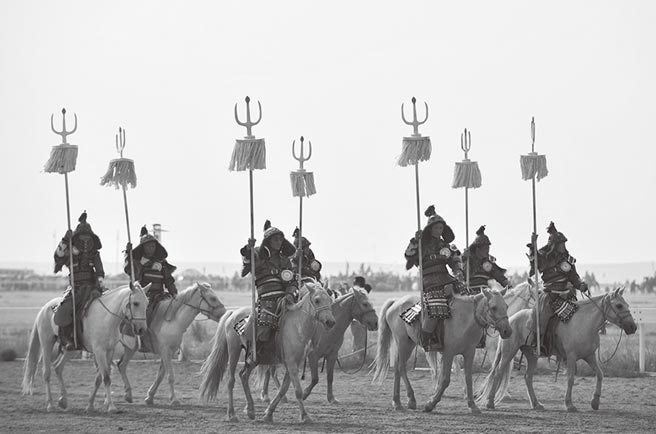 內蒙古包頭舉行遊牧文化旅遊節，演員們身著民族服飾重現歷史場景。（新華社資料照片）