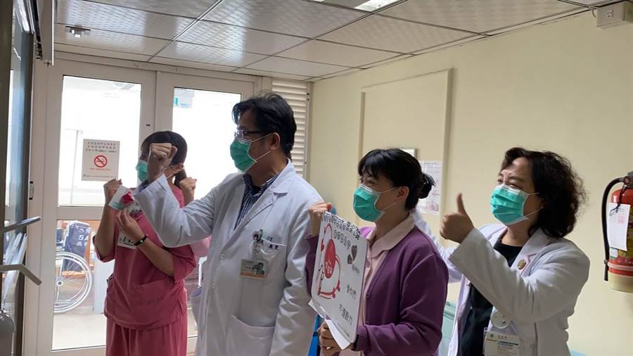 基隆醫院院長林慶豐與醫護團隊至病房外，為疑似個案病人加油打氣。（許家寧翻攝）