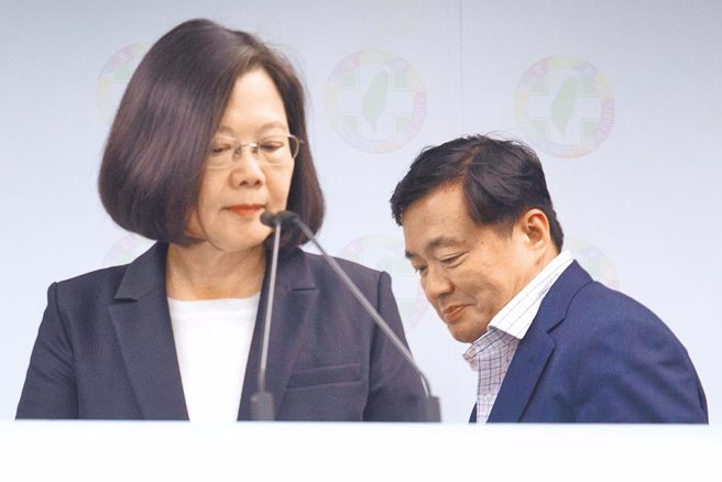 蔡英文与洪耀福。（本报资料照）