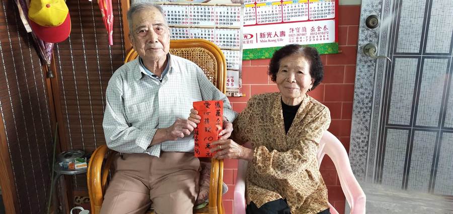 91歲花壇鄉民張萬字阿公（左）將自自己辛辛苦苦存下來的十萬元老本全部捐出來給彰化家扶中心幫助弱勢家扶兒。（謝瓊雲攝）