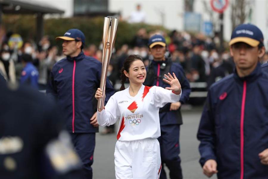 東京奧組委15日在日本東京都羽村市舉行奧運會聖火接力綵排，女星石原聰美作為東奧聖火傳遞大使參加演練。（新華社照片）