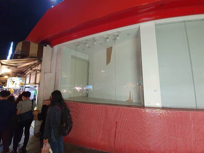 日藥妝店外玻璃櫥窗已清空。（照片/《我是北投人粉絲團》授權提供。