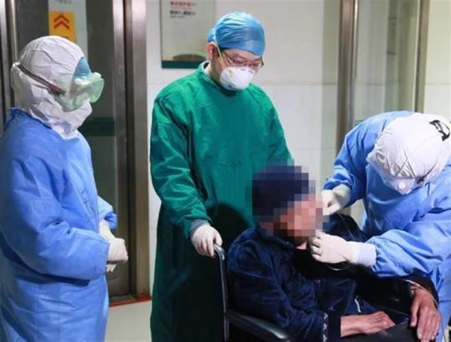 一名98歲新冠肺炎患者在河南省南陽市中心醫院成功治癒。（取自中新網）