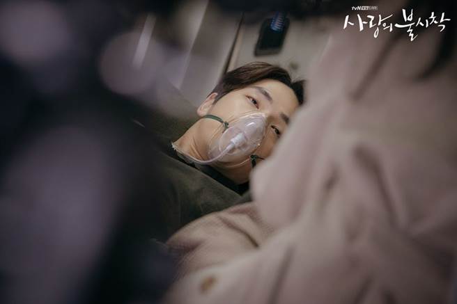具承俊為了救徐丹中了槍傷，沒想到竟在救護車上就斷了氣。（圖／翻攝自tvN）