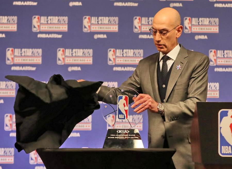 NBA總裁席爾佛親自揭露全新更名的全明星賽MVP獎盃，也就是科比布萊恩MVP獎。(路透)