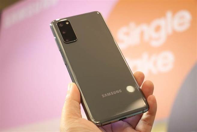Galaxy S20星空灰款式机身照。（黄慧雯摄）