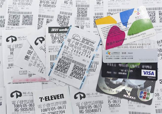 连续对中2张发票 她一看心痛泪崩(图/中时资料照片 张铠乙摄)