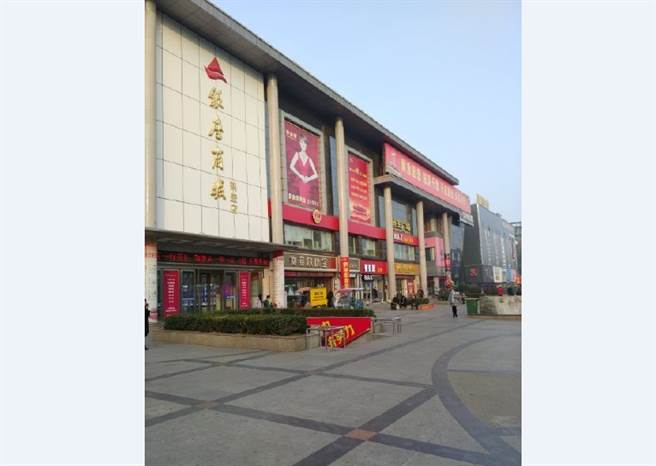 山东省最大的连锁百货龙头「银座商城」燕山店一名王姓员工，2月4日确诊为新冠肺炎病例，已连续12天带病上班。图为银座商城。(图/截自微博)