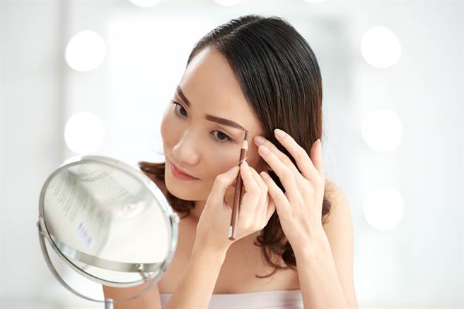 对于许多女生来说，画出满意的眉型很困难。（示意图／shutterstock提供）
