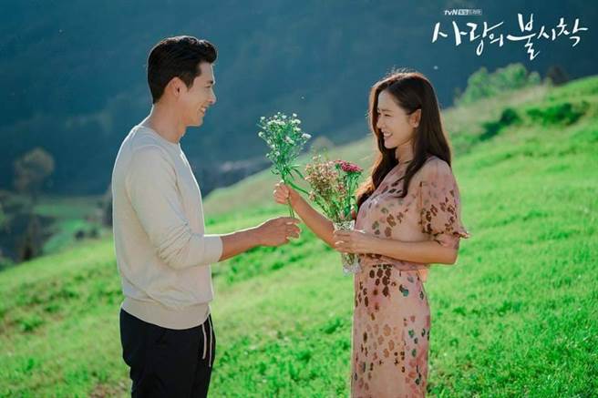 韓劇《愛的迫降》曝光新劇照，玄彬深情對看孫藝珍。（圖／翻攝自tvN）