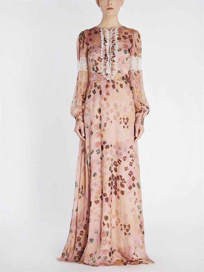 粉色印花雪紡長洋裝，10萬8000元。（Blumarine提供）