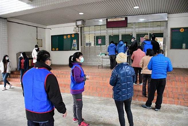 口罩實名制販售上路，由於連江縣有4鄉5島人口分布不均，人口數最多的南竿依然一罩難求，民眾排隊購買口罩。（連江縣政府提供／葉書宏連江傳真）