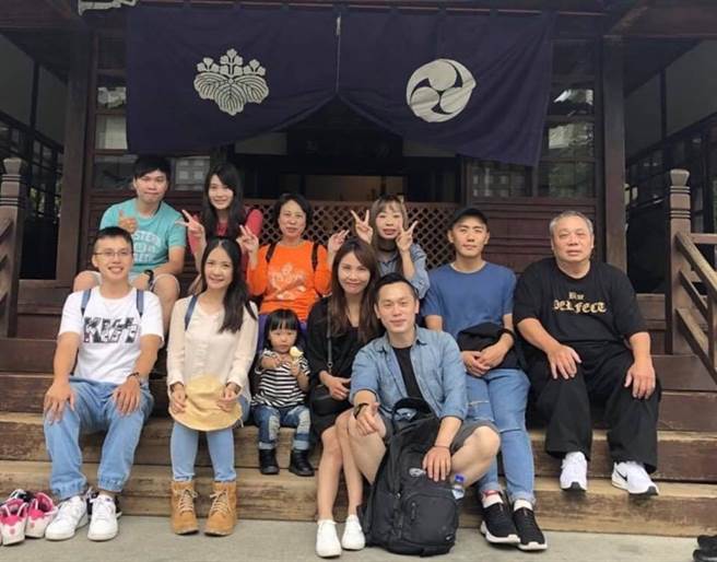 陈冠玮带着爸妈与家人一起出国旅游。