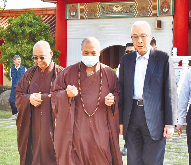 國民黨前主席吳敦義（右）到光德寺弔唁淨心長老。（林瑞益攝）