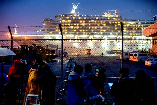 针对邮轮成为新冠肺炎疫情防疫漏洞，世界卫生组织17日表示，「防疫措施应该要和情况成比例」，甚至反问，「难道要关闭全球所有巴士服务」。图为停靠横滨港的钻石公主号。（资料照／路透社）