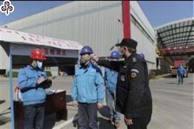 2月17日，安徽合肥，安徽工人離開廠區前測量體溫。（照片取自中新網）