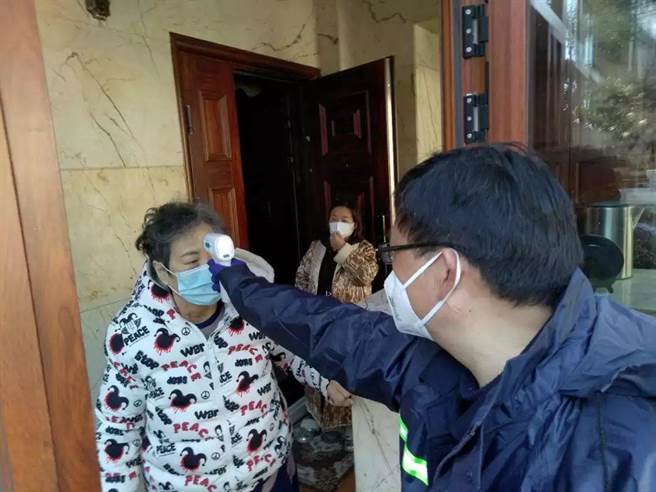 武汉拉网式疫情大排查：晚上挨家挨户数灯，查看电表对照敲门。（图片翻摄自长江日报）