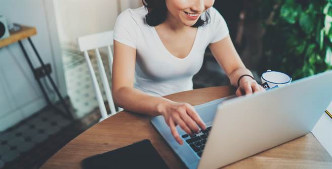 防疫在家上班很輕鬆？OL曝悲慘現況(示意圖/達志影像)