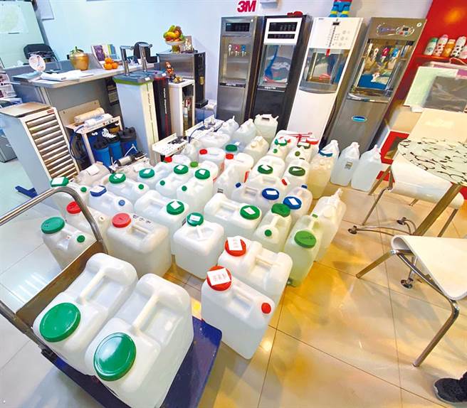 近来因防疫需求，继口罩、酒精后，次氯酸水成了新一代的抢手货。（资料照/张睿廷摄）